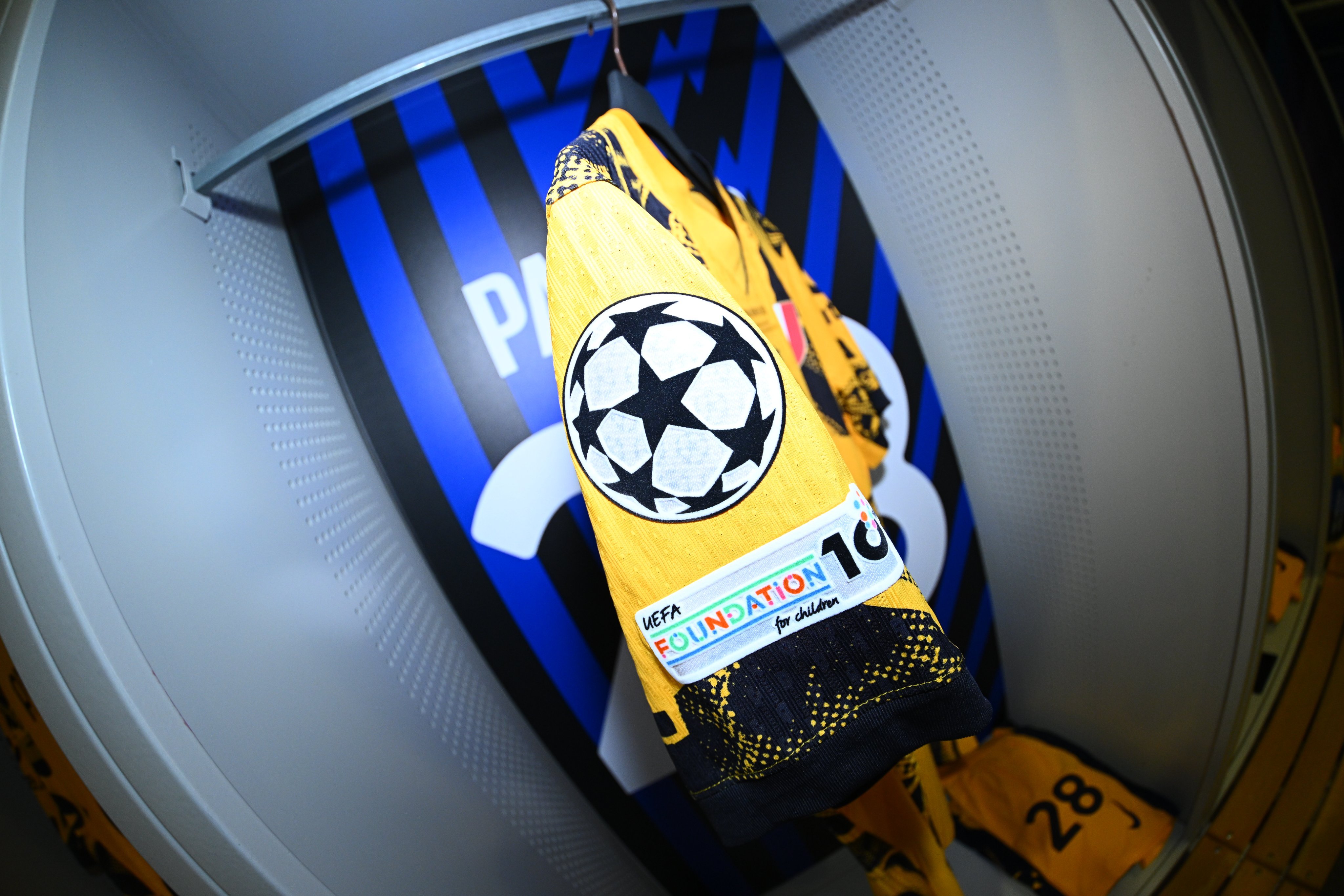 拜仁慕尼黑训练开放日,国际比赛日门线救险引欢呼,欧联在即,更衣室氛围转暖的简单介绍-ewc官网平台